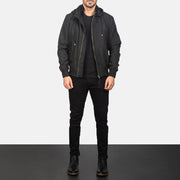 
Hanklin Ma-1 Black Hooded Bomber Jacket - Vista lateral mostrando el corte ergonómico de mangas