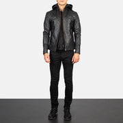 Men's Hector Negro Hooded Chaqueta Biker de Cuero para Hombre - Vista de perfil lateral con corte ergonómico de manga