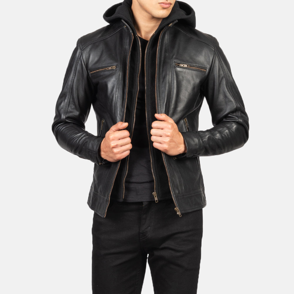 Detalle de cerca of Band with Snap Button &amp; Zipper Hardware on Men's Hector Negro Hooded Chaqueta Biker de Cuero para Hombre