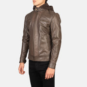 
Brown Cowhide Leather Biker Jacket - Vista posterior con hombros definidos y bajo impecable