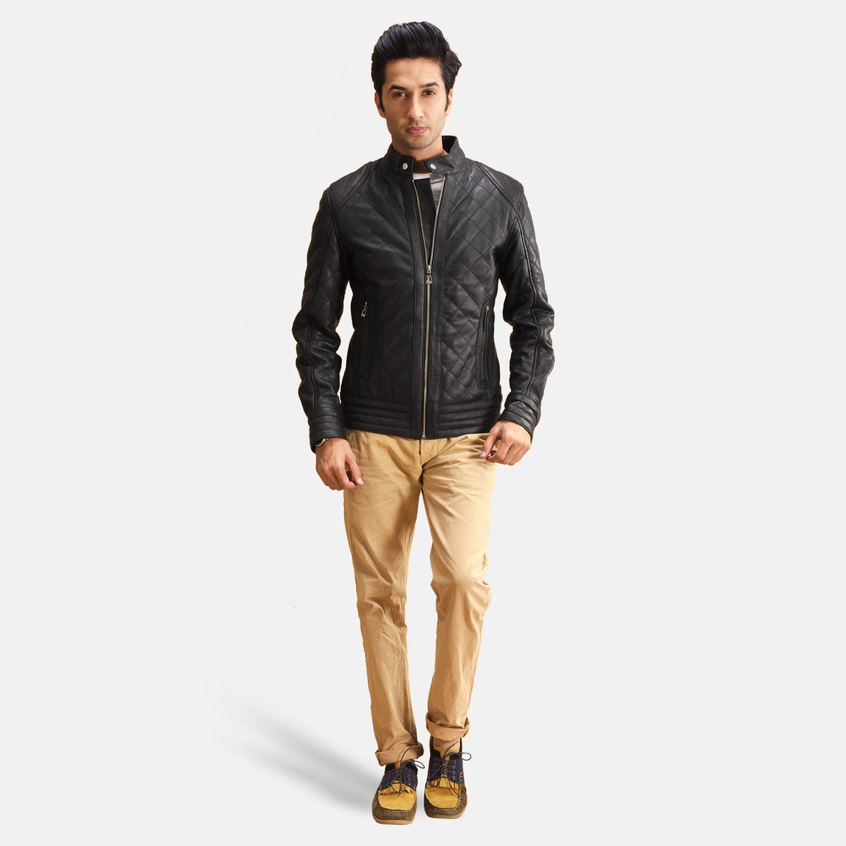 Henry Acolchado Negro Chaqueta de Cuero para Hombre - Vista de perfil lateral con corte ergonómico de manga