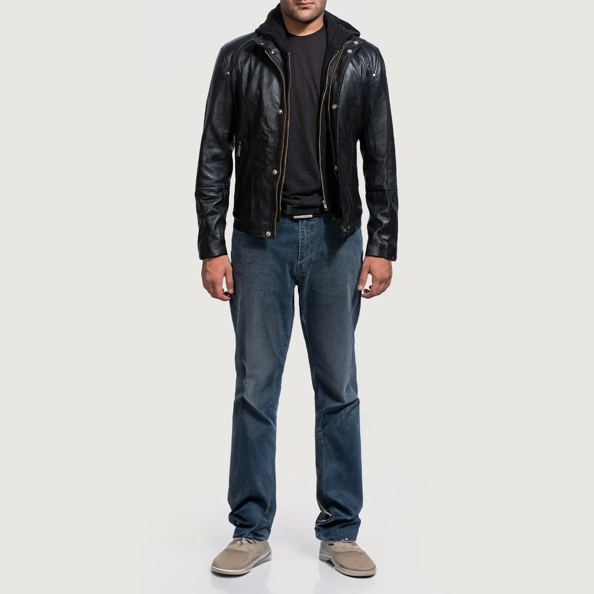 
Highschool Black Leather Jacket - Vista lateral mostrando el corte ergonómico de mangas