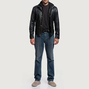 
Highschool Black Leather Jacket - Vista lateral mostrando el corte ergonómico de mangas