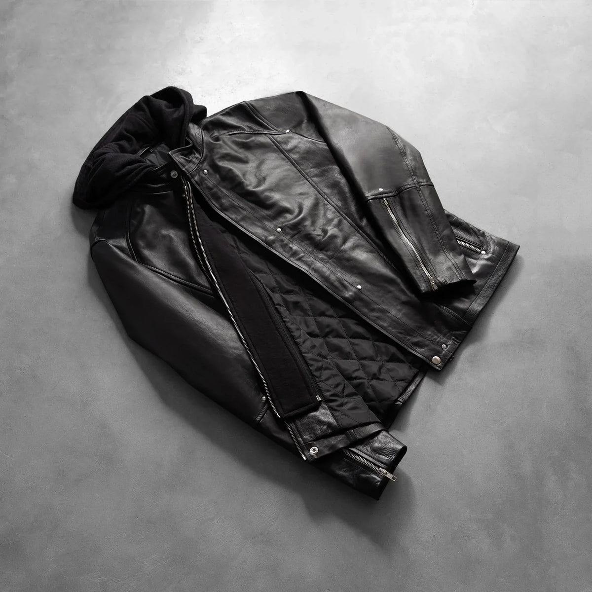 
Detalle artesanal del bajo en Highschool Black Leather Jacket