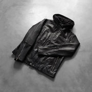 
Perspectiva del modelo vistiendo Highschool Black Leather Jacket en modelo con caída natural bajo luz de día