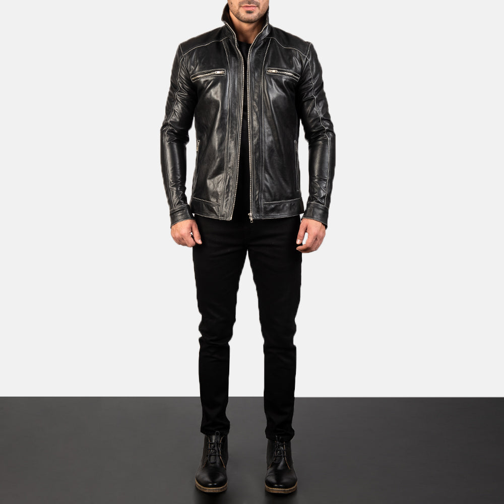 Hudson Black Leather Biker Jacket - Vista de perfil lateral con corte ergonómico de manga