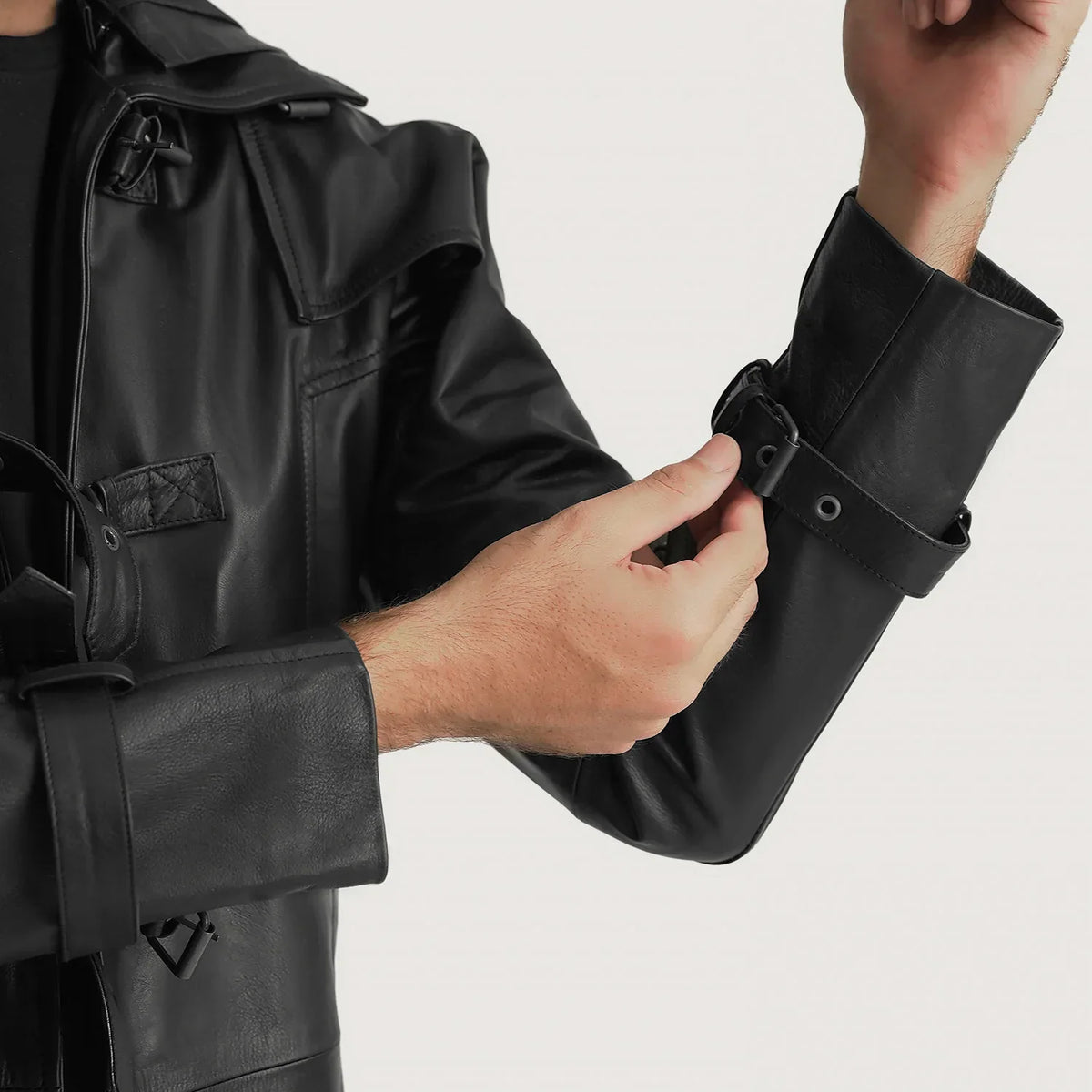 
Vista de detalle of Shirt collar with a large hood & Belted Hardware on Huntsman Negro Hooded Gabardina Trench de Cuero para Hombre