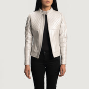 
Ice Maiden Silver Acolchado Chaqueta Biker de Cuero para Mujer - Vista lateral mostrando el corte ergonómico de mangas
