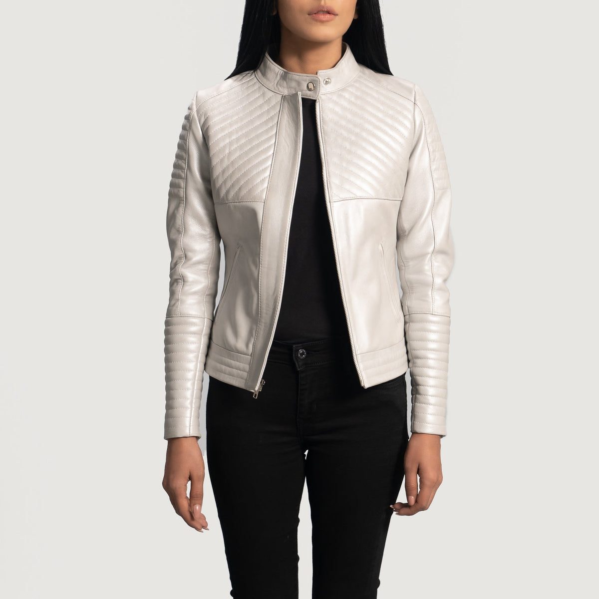 Adalyn Acolchado Negro Chaqueta Biker de Cuero para Mujer - Vista lateral mostrando el corte ergonómico de mangas