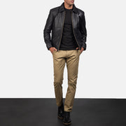Detalle de cerca of Shirt &amp; Zipper Hardware on Men's Inferno Brown Leather Jacket
