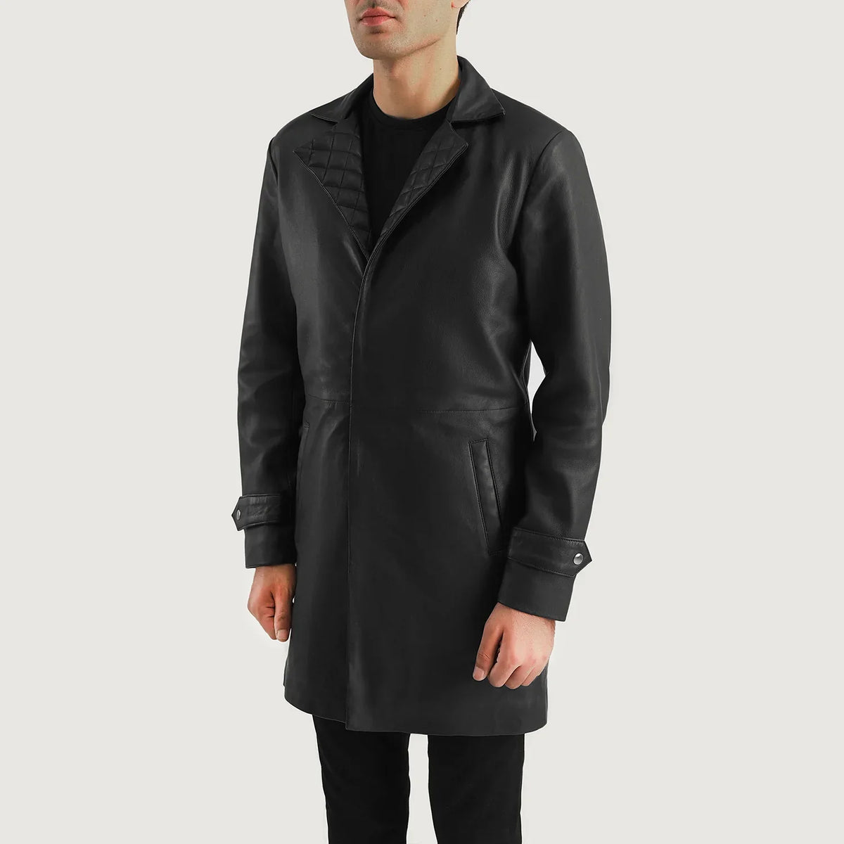 Black Sheepskin leather Coat - Vista trasera con ajuste entallado en hombros y bajo impecable