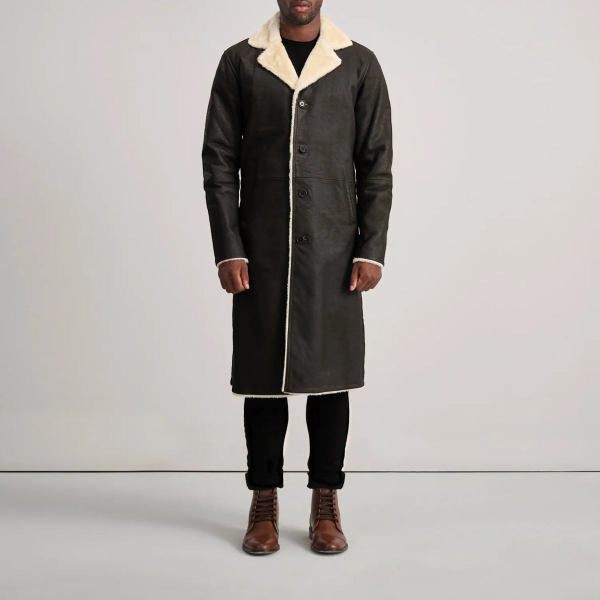Kolby Tumbled Brown Shearling Long Coat - Vista de perfil lateral con corte ergonómico de manga
