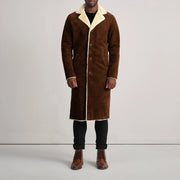 
Kolby Brown Suede Shearling Long Coat - Vista lateral mostrando el corte ergonómico de mangas