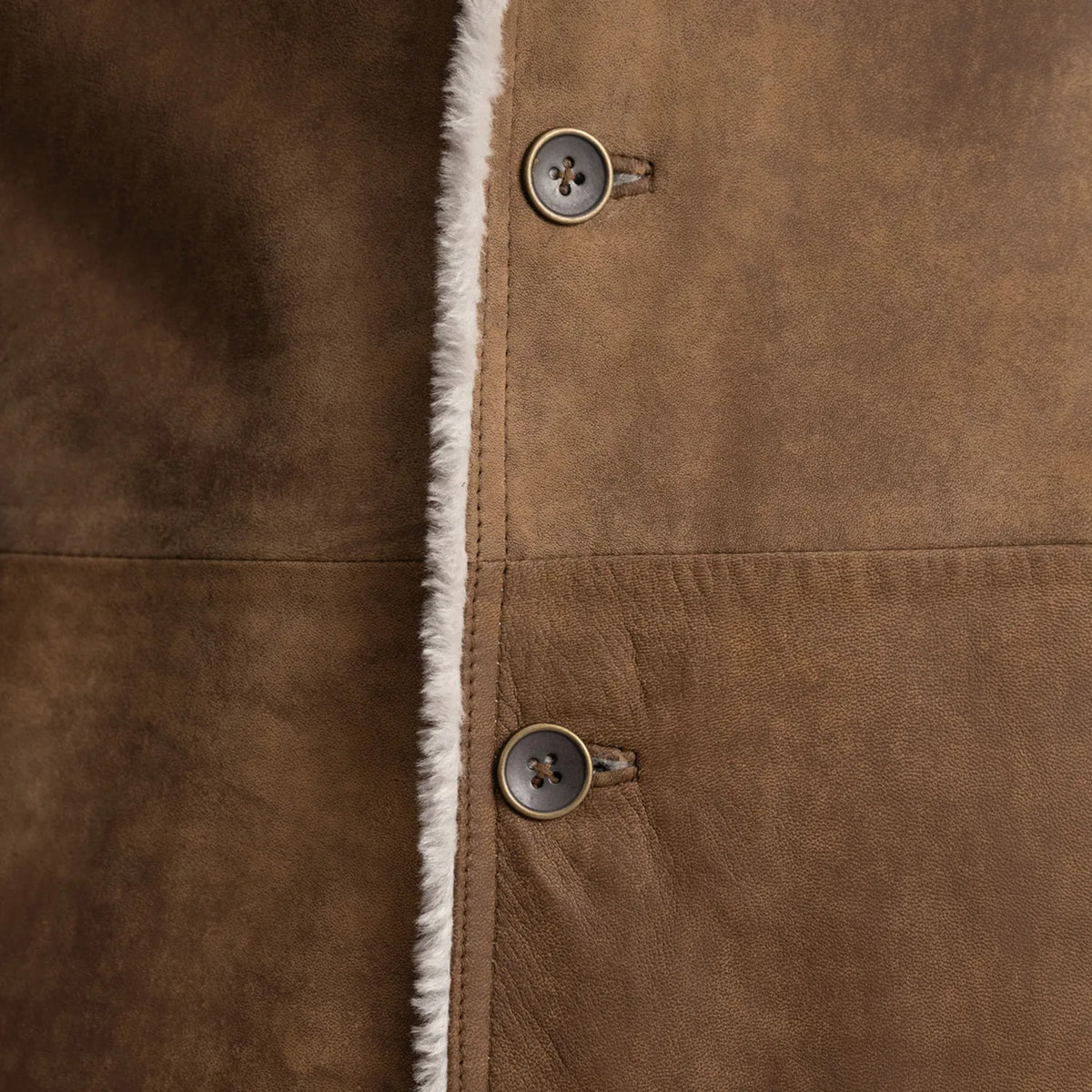
Vista de detalle of Notch & Button Hardware on Kolby Distressed Brown Shearling Long Coat