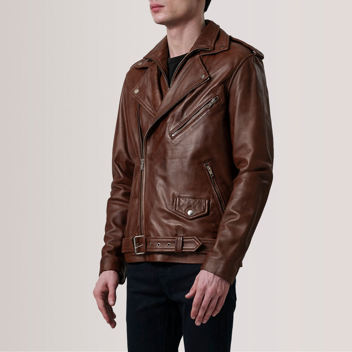 
Kole Waxed Marrón Leather Double Rider Chaqueta de Cuero para Hombre - Vista lateral mostrando el corte ergonómico de mangas