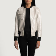 Lana Silver Cazadora Bomber de Cuero para Mujer in Silver Sheepskin Leather - Vista frontal y silueta entallada | Comprar online