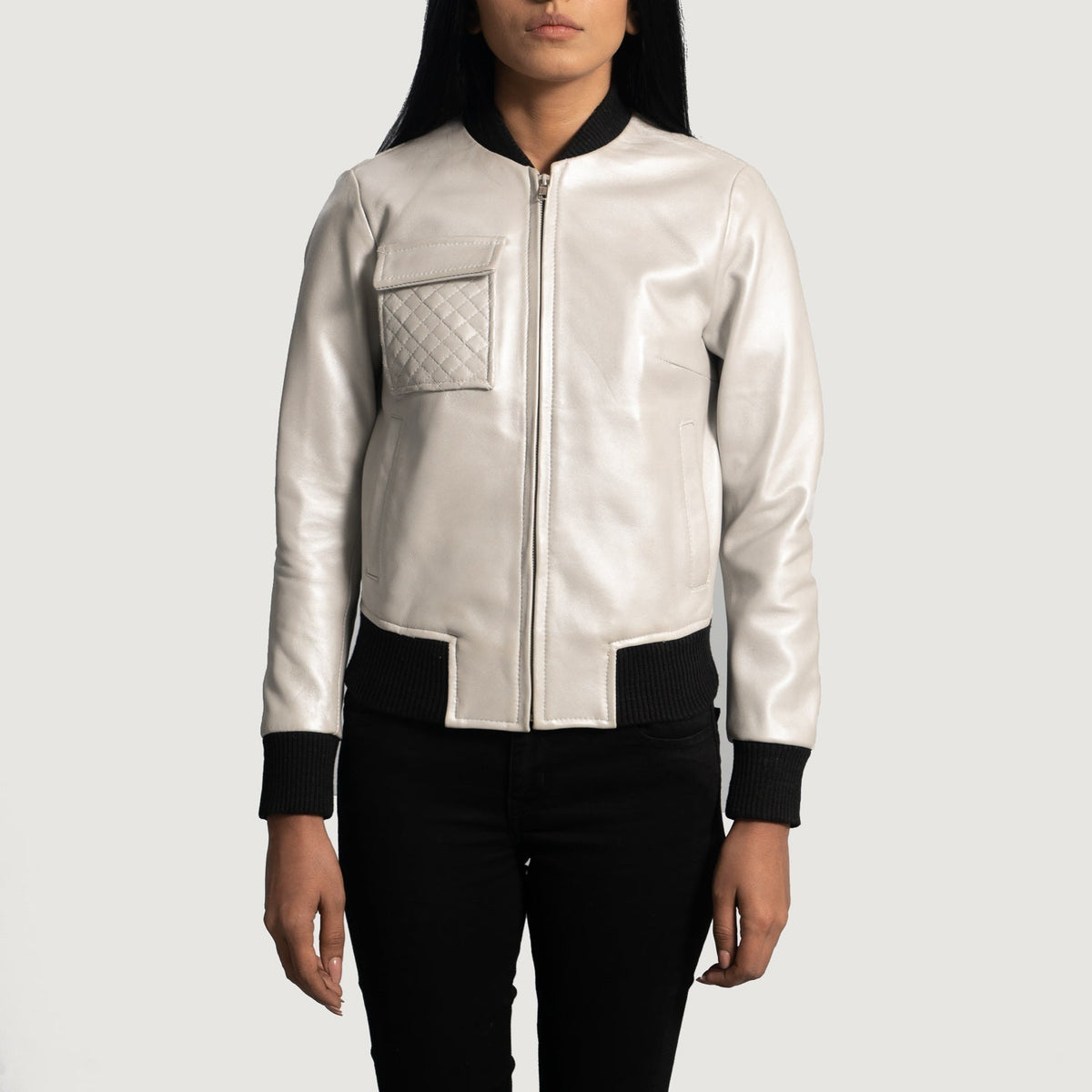 Silver Sheepskin Leather Bomber Jacket - Vista posterior con hombros definidos y bajo impecable