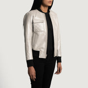 Lana Silver Cazadora Bomber de Cuero para Mujer - Vista de perfil mostrando el corte ergonómico de manga
