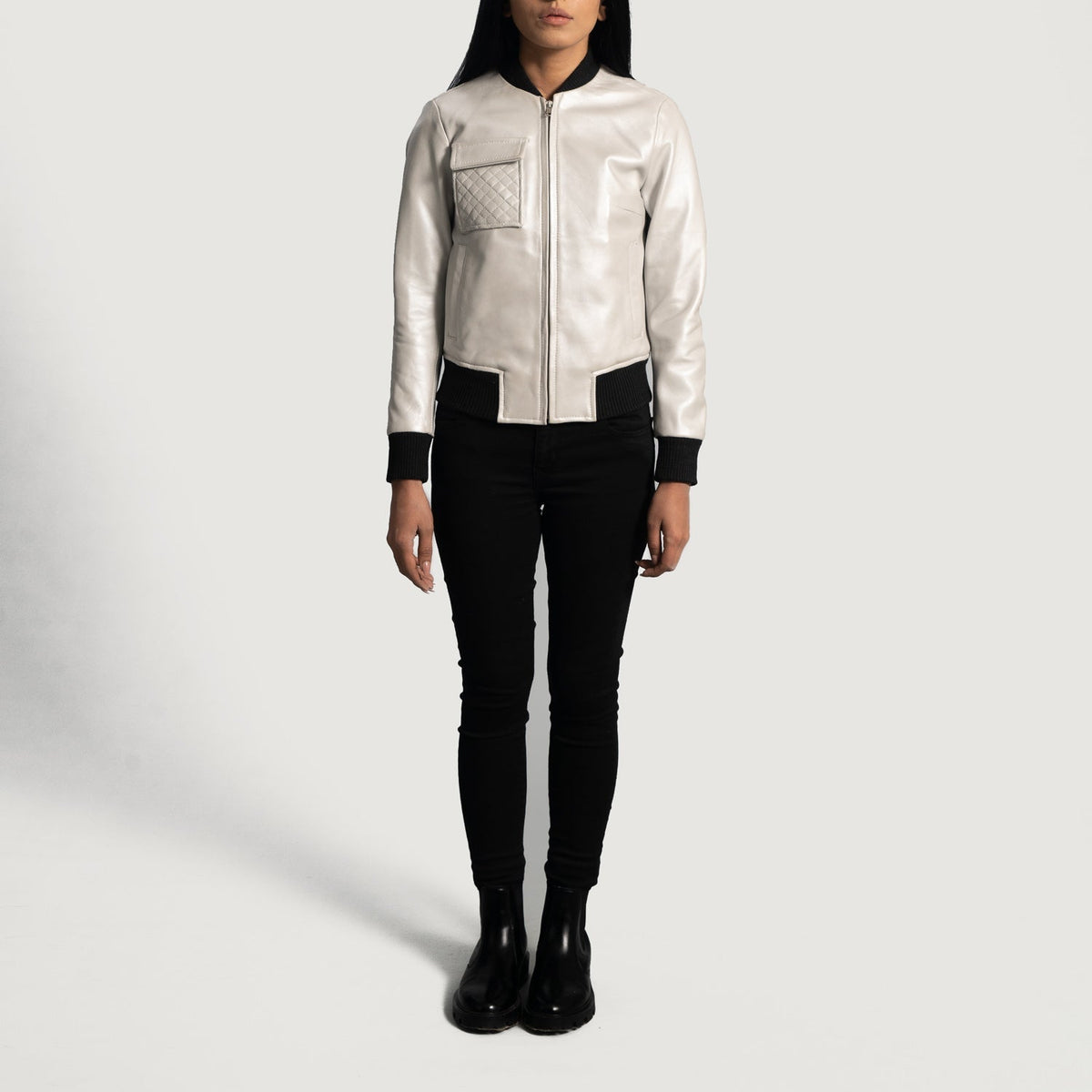 Detalle de cerca of Varsity &amp; Zipper Hardware on Lana Silver Cazadora Bomber de Cuero para Mujer