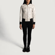 Detalle de cerca of Varsity &amp; Zipper Hardware on Lana Silver Cazadora Bomber de Cuero para Mujer