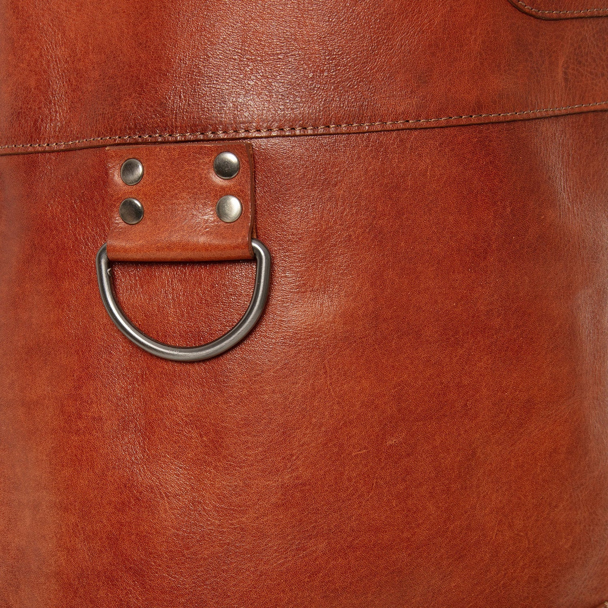 Detalle de cerca of Classic Collar &amp; Heavy-Duty Zipper Hardware on Leather Apron Churrasco para Mujer