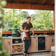 Leather Apron Churrasco para Mujer - Vista de perfil lateral con corte ergonómico de manga