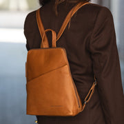 Claire Full-Grain Leather Backpack para Mujer – Vista alternativa del producto 2