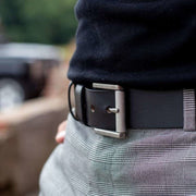 
Classic 100% Full-Grain leather Belt - Perspectiva trasera con correas de cuero reforzadas