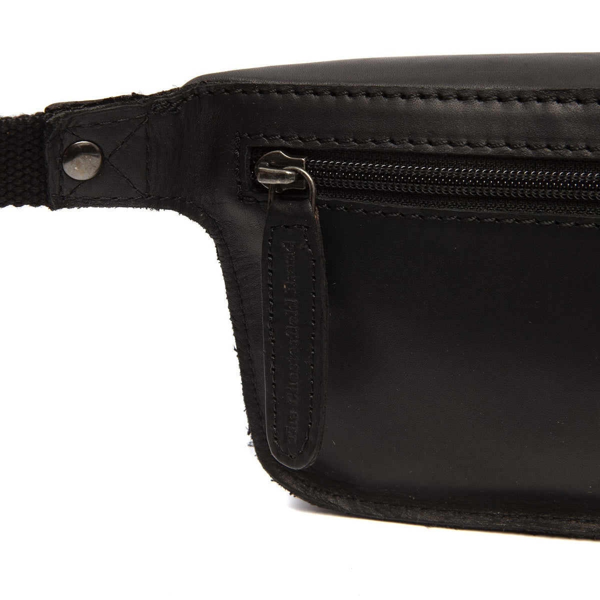 
Solid Antique Brass Hardware & Heavy-Duty Dual Zipper Detail on Toronto Riñonera de cuero flor
