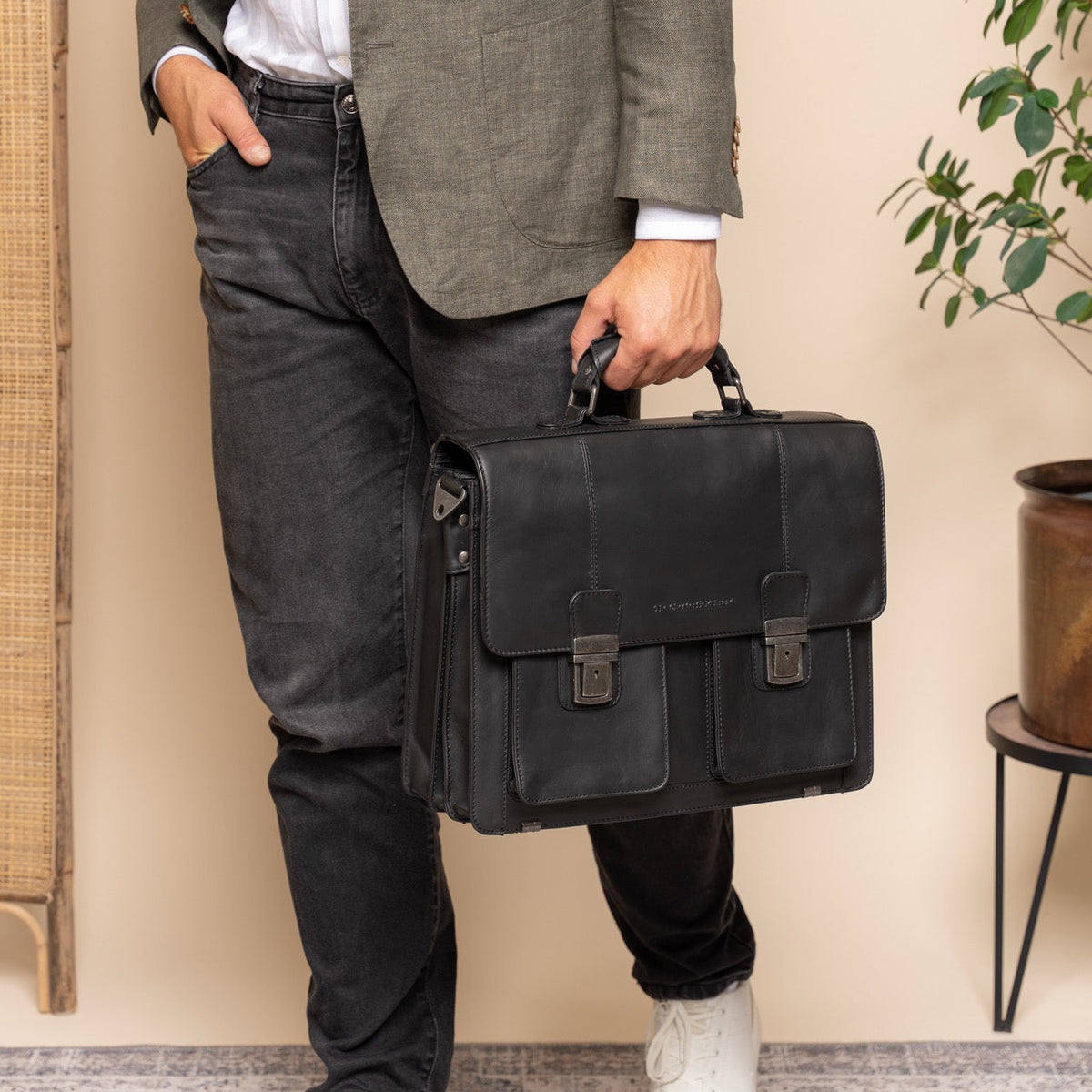 Solid Antique Brass Hardware &amp; Heavy-Duty Dual Zipper Detail on Springfield Full-Grain Leather Briefcase para Mujer