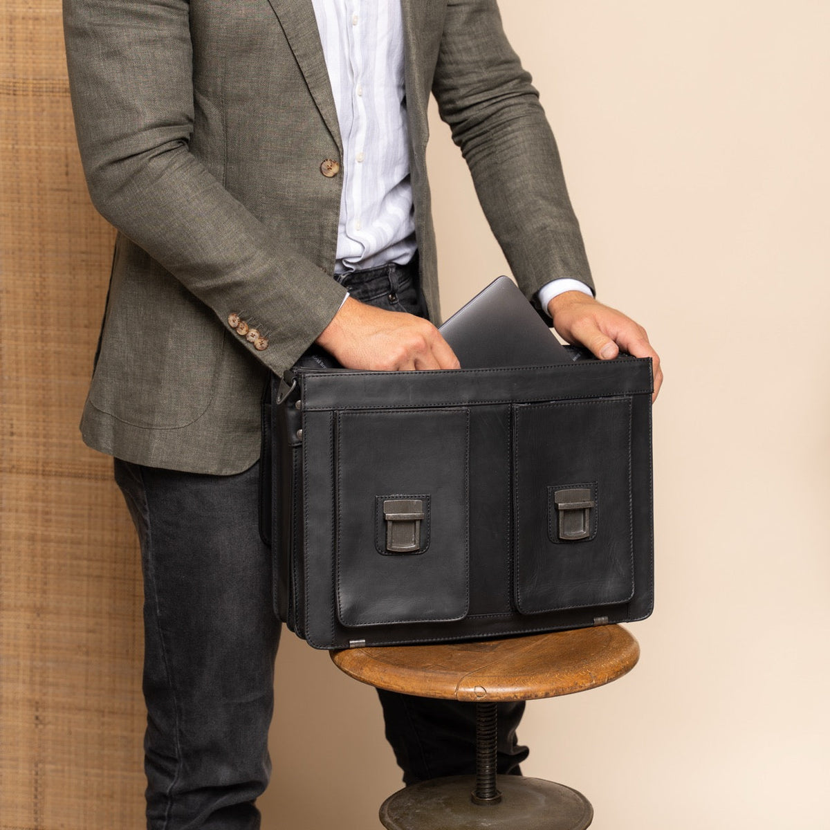 Springfield Full-Grain Leather Briefcase para Mujer - Structured Side Profile Showing Gusset Depth &amp; Expansion Capacity