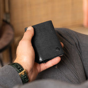 
Classic 100% Full-Grain Leather Card Holder - Perspectiva trasera con correas de cuero reforzadas