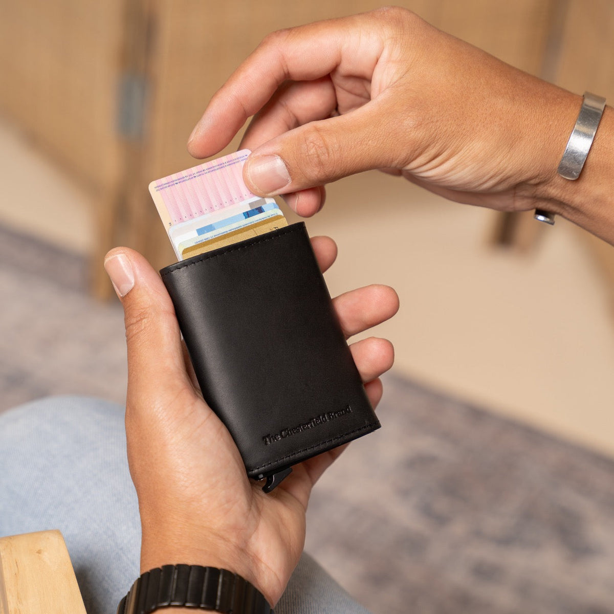 
Classic 100% Full-Grain Leather Card Holder - Perspectiva trasera con correas de cuero reforzadas