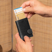 
Classic 100% Full-Grain Leather Card Holder - Perspectiva trasera con correas de cuero reforzadas