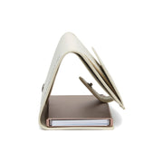 
Solid Antique Brass Hardware & Heavy-Duty Dual Zipper Detail on Sabana Cuero Flor Integral Tarjetero