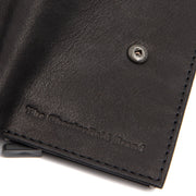 
Solid Antique Brass Hardware & Heavy-Duty Dual Zipper Detail on Torola Cuero Flor Integral Tarjetero