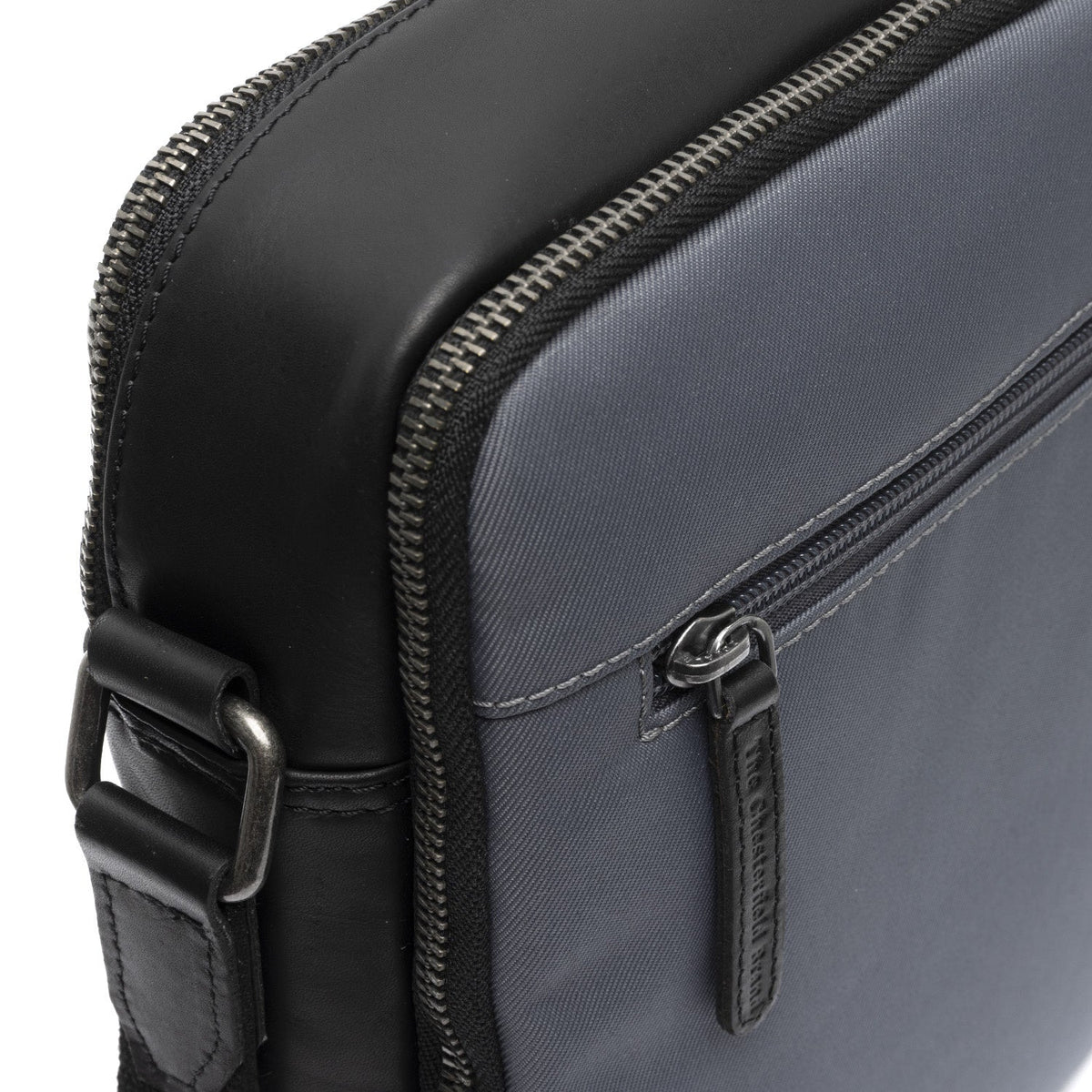 Vista interior Showing Dedicated Padded Laptop Sleeve & Multi-Compartment Organization