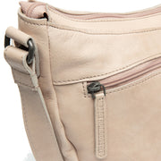 
Solid Antique Brass Hardware & Heavy-Duty Dual Zipper Detail on Clarita Bandolera de cuero flor