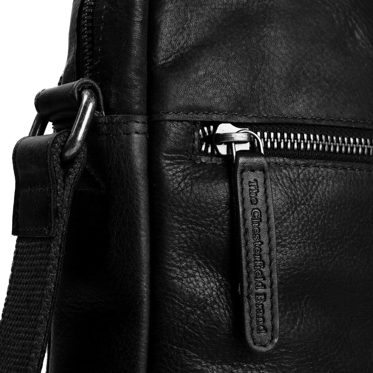 Solid Antique Brass Hardware &amp; Heavy-Duty Dual Zipper Detail on Dessau Full-Grain Leather Crossbody Bag para Hombre