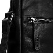 Solid Antique Brass Hardware &amp; Heavy-Duty Dual Zipper Detail on Dessau Full-Grain Leather Crossbody Bag para Hombre
