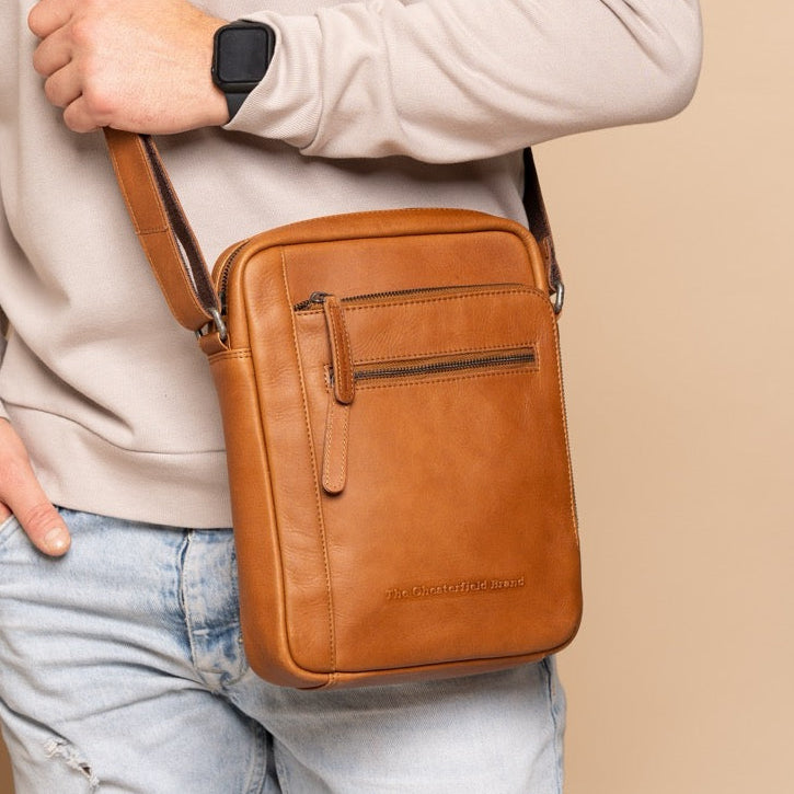 Dessau Full-Grain Leather Crossbody Bag para Hombre – Vista alternativa del producto 2