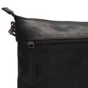 
Solid Antique Brass Hardware & Heavy-Duty Dual Zipper Detail on Faro Bandolera de cuero flor