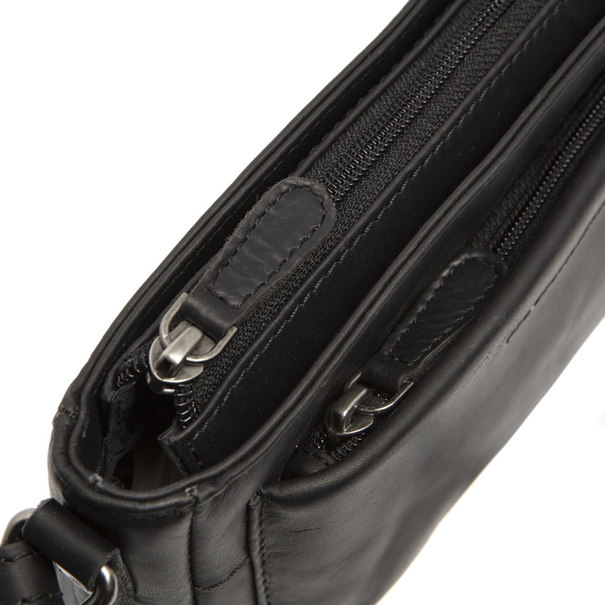 
Solid Antique Brass Hardware & Heavy-Duty Dual Zipper Detail on Southampton Bandolera de cuero flor