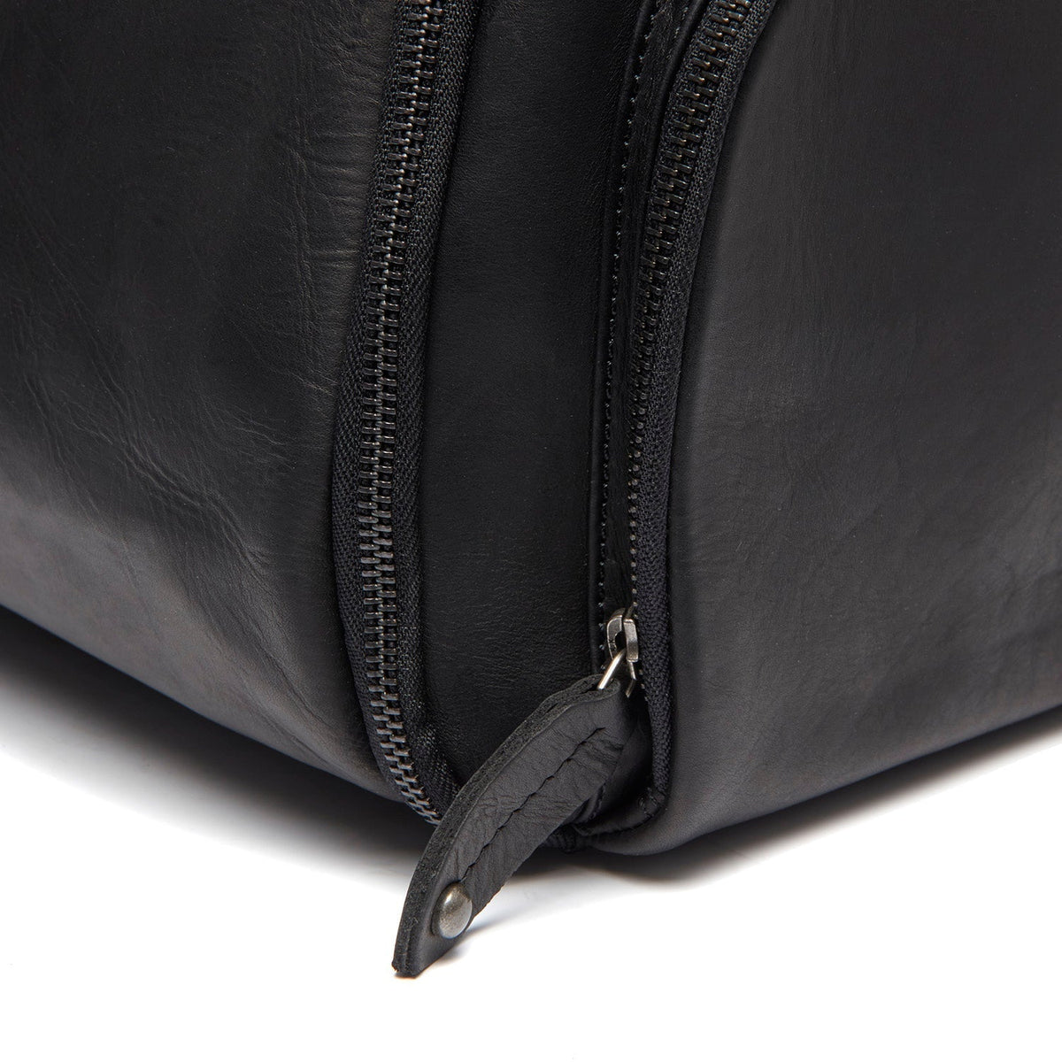 Leather Garment Bag Finlay para Mujer - Vista de perfil lateral con corte ergonómico de manga