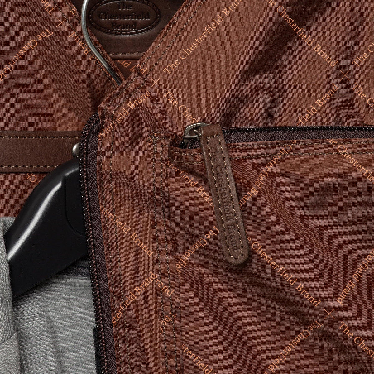 Vista interior Showing Quilted Viscose Lining &amp; Dos bolsillos interiores