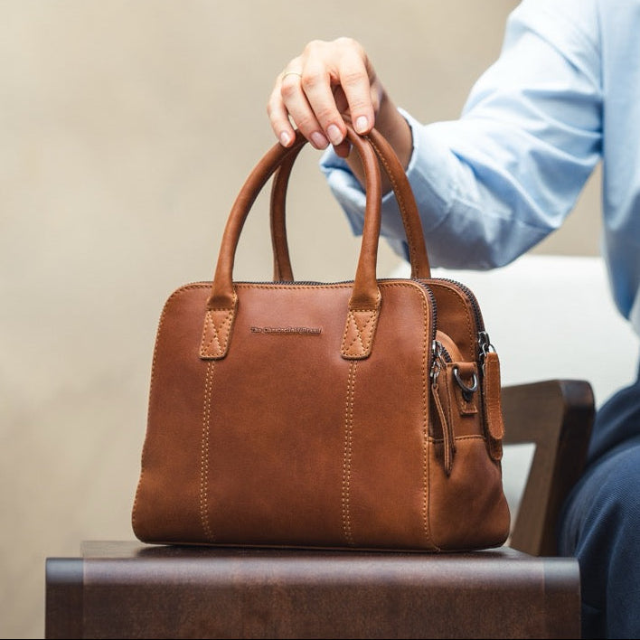 Styled Fit Perspective of Ezra Full-Grain Leather Handbag para Mujer on Model - Natural Daylight Drape