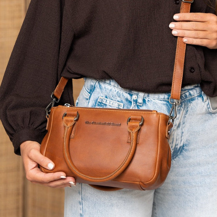 Styled Fit Perspective of Fenja Full-Grain Leather Handbag para Mujer on Model - Natural Daylight Drape