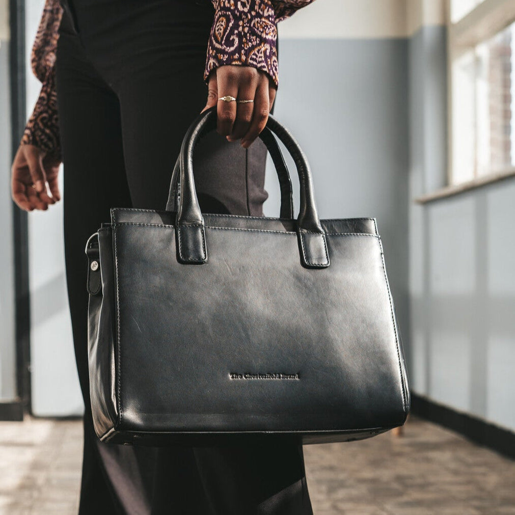
Classic 100% Full-Grain leather Goods - Vista posterior con hombros definidos y bajo impecable