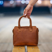 Styled Fit Perspective of Hermosa Full-Grain Leather Handbag para Mujer on Model - Natural Daylight Drape