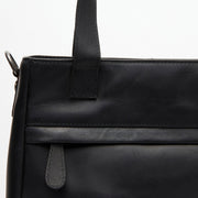 Classic 100% Full-Grain leather Goods - Vista trasera con ajuste entallado en hombros y bajo impecable